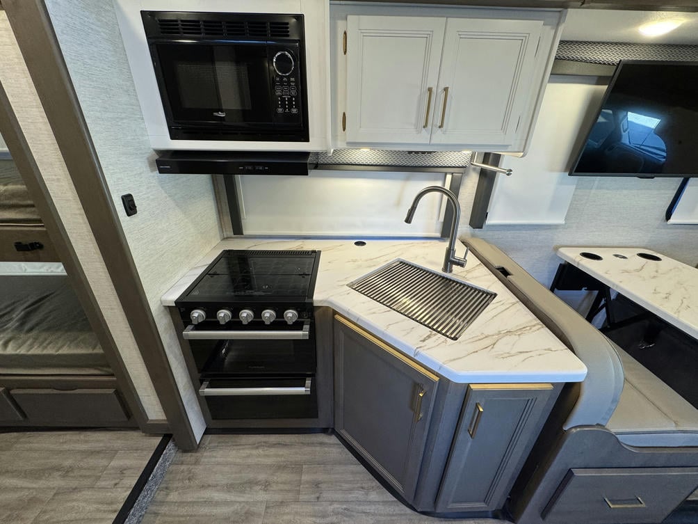 2024 FOUR WINDS 31EV